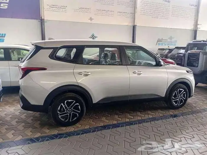 كيا كارنز شاشة وكاميرا موديل 2025 لدى شركة سفنز التجارية 15