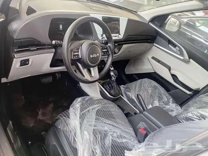 كيا كارنز شاشة وكاميرا موديل 2025 لدى شركة سفنز التجارية 6