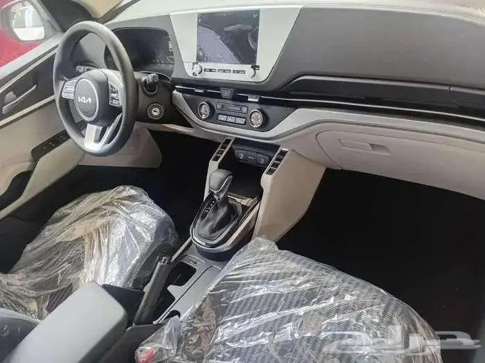 كيا كارنز شاشة وكاميرا موديل 2025 لدى شركة سفنز التجارية 7