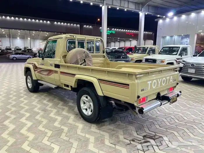 تويوتا شاص 2013 بريمي ماشي 136 الف قمة فالنظافة 3