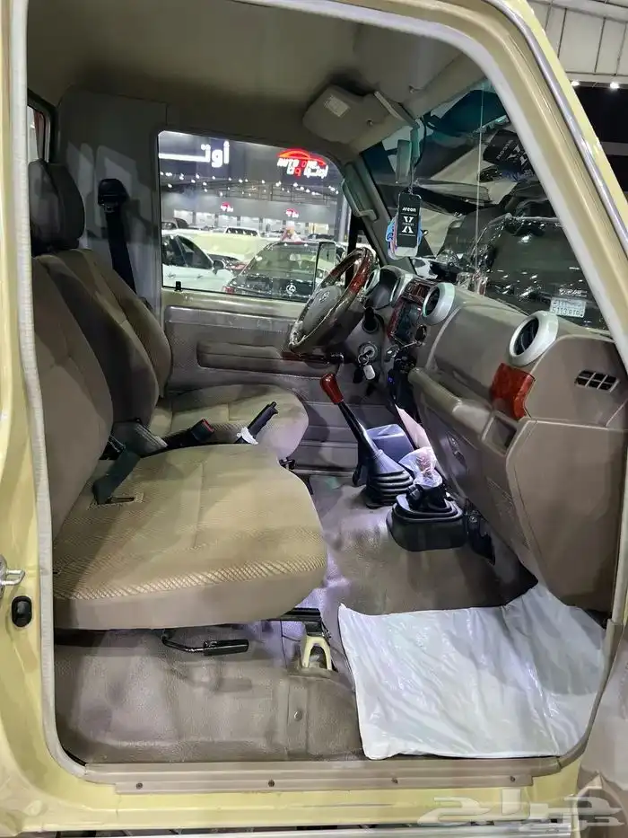 تويوتا شاص 2013 بريمي ماشي 136 الف قمة فالنظافة 12