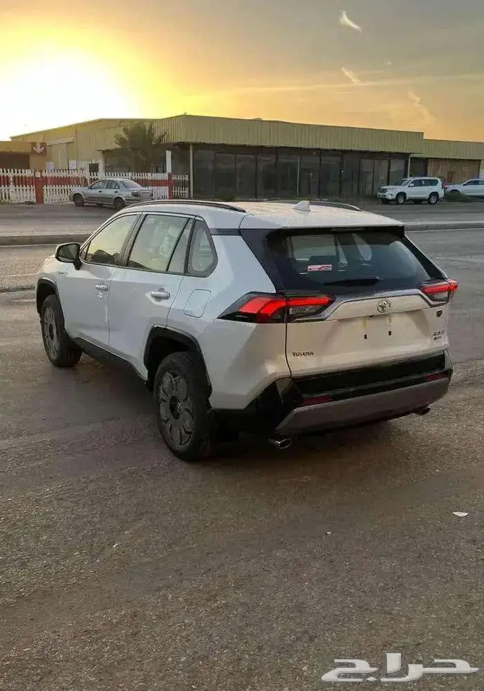 راف فور نص فل XLE هايبرد 2025 ابيض 2