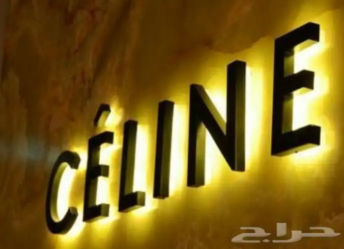 دعايه وإعلان حرف بارزة مضيئة استكرات وجهات كلادنج علي جميع د 7