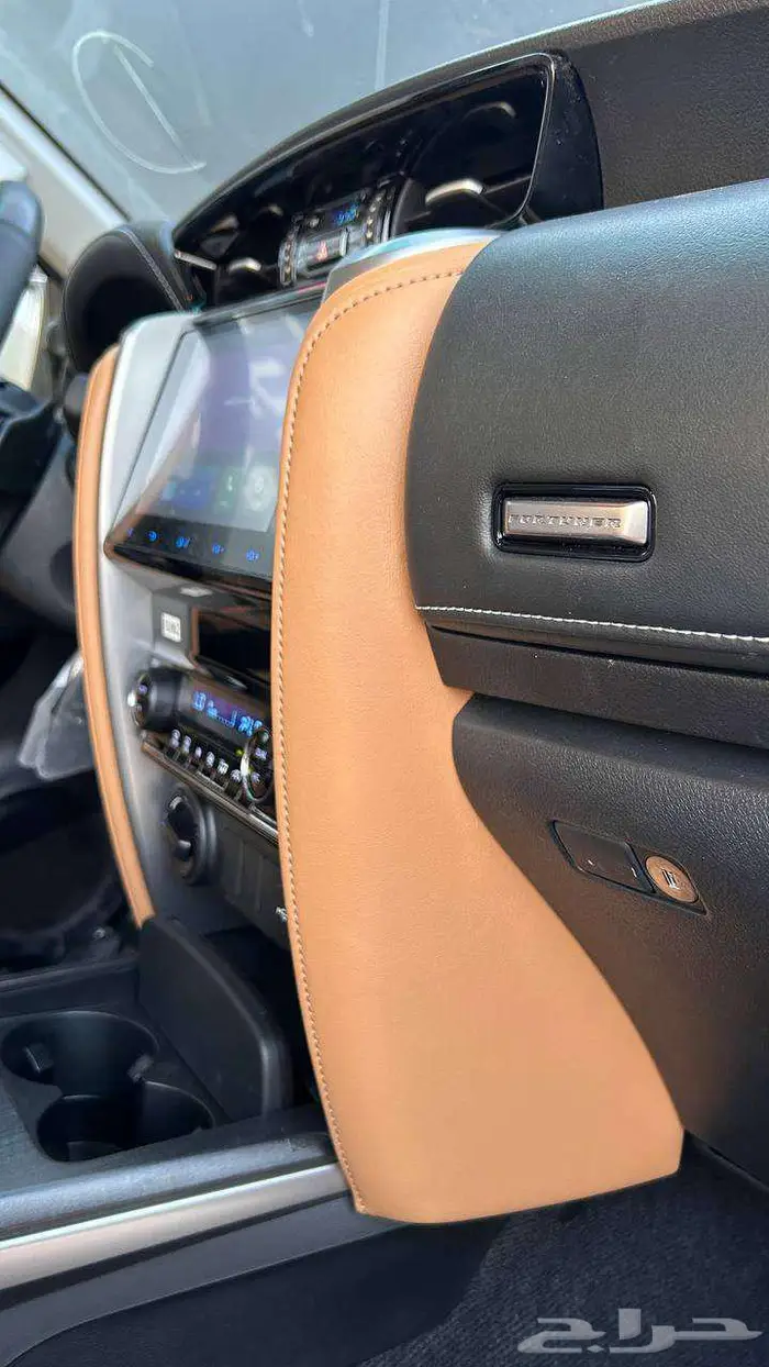 تويوتا فورتشنر VX1 بنزين 2025 لدى شركة عبدالمجيد الخضر 11