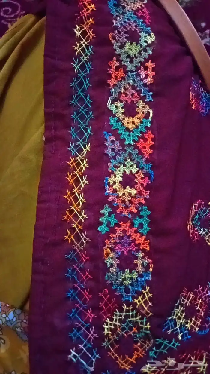 خياطه ملابس على يد 0