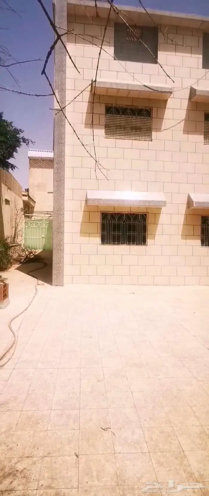 فيلا قابلة للتجديد الداخلي موقع مميز بسعر مليون و200 2