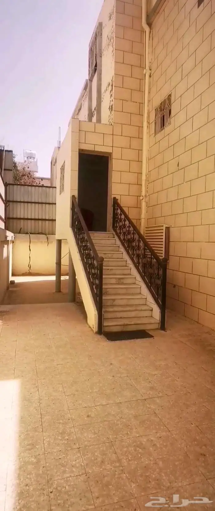 فيلا قابلة للتجديد الداخلي موقع مميز بسعر مليون و200 1