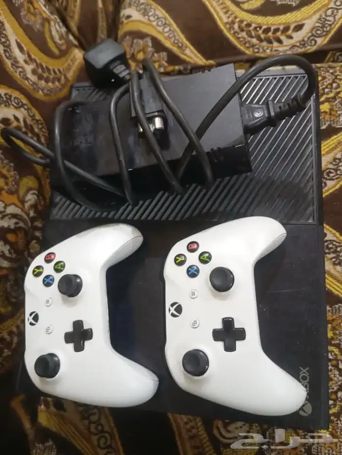 للبيع اكسبوكس ون نظيف مع يدين واسلاكه وشريط 7