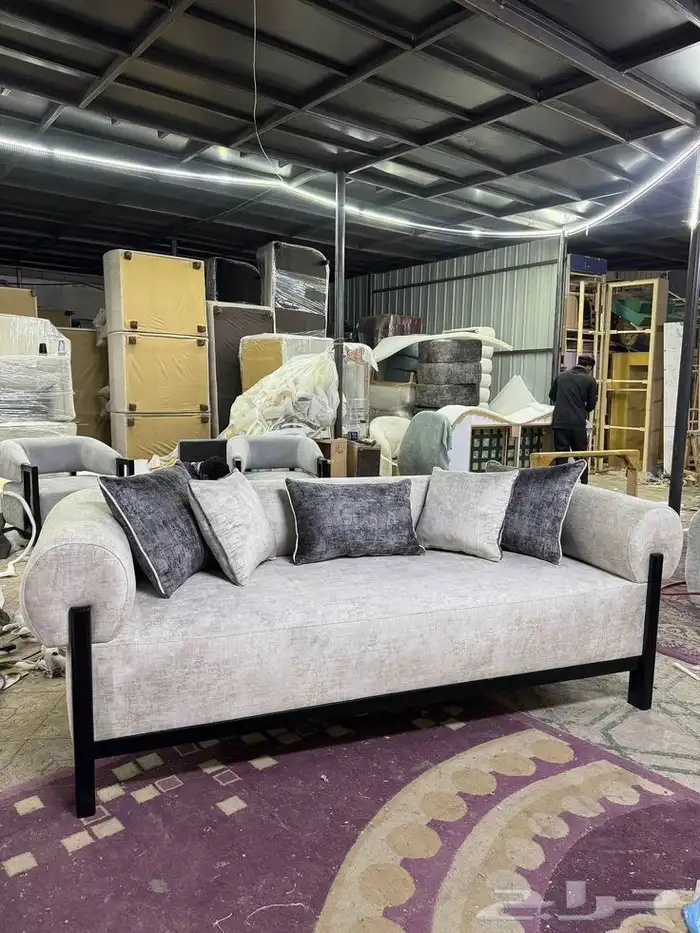 سعر المتر 380 شامل المخدات الصغيرة والكبيره وشامل التوصيل 22