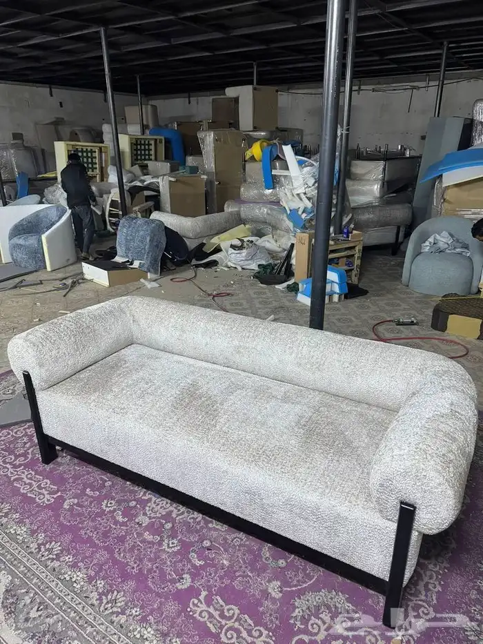 سعر المتر 380 شامل المخدات الصغيرة والكبيره وشامل التوصيل 25