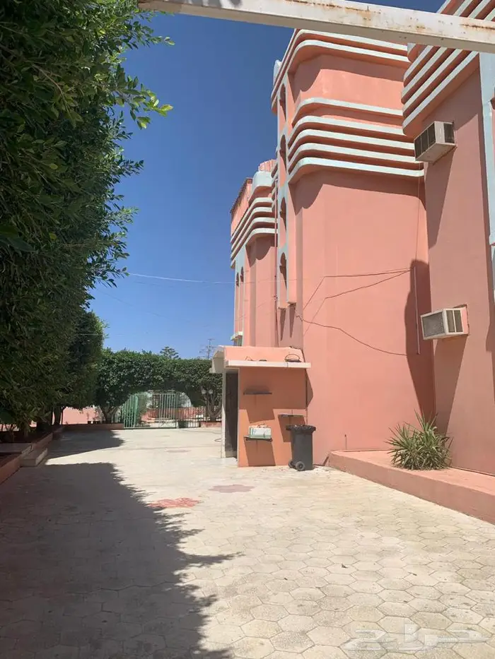 للبيع فيلا دورين وملحق مع حديقة خارجيه في المحالة 3