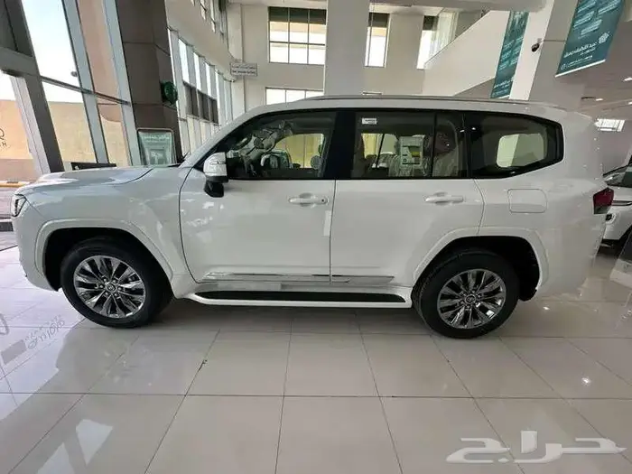 تويوتا لاندكروزر GXR 4 موديل 2025 1