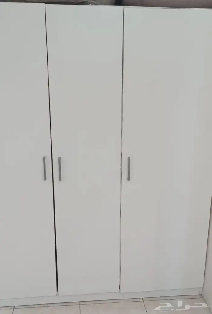 طقم أثاث (4 قطع) نظيف جدا للبيع ب1800 .سبب البيع سفر 2