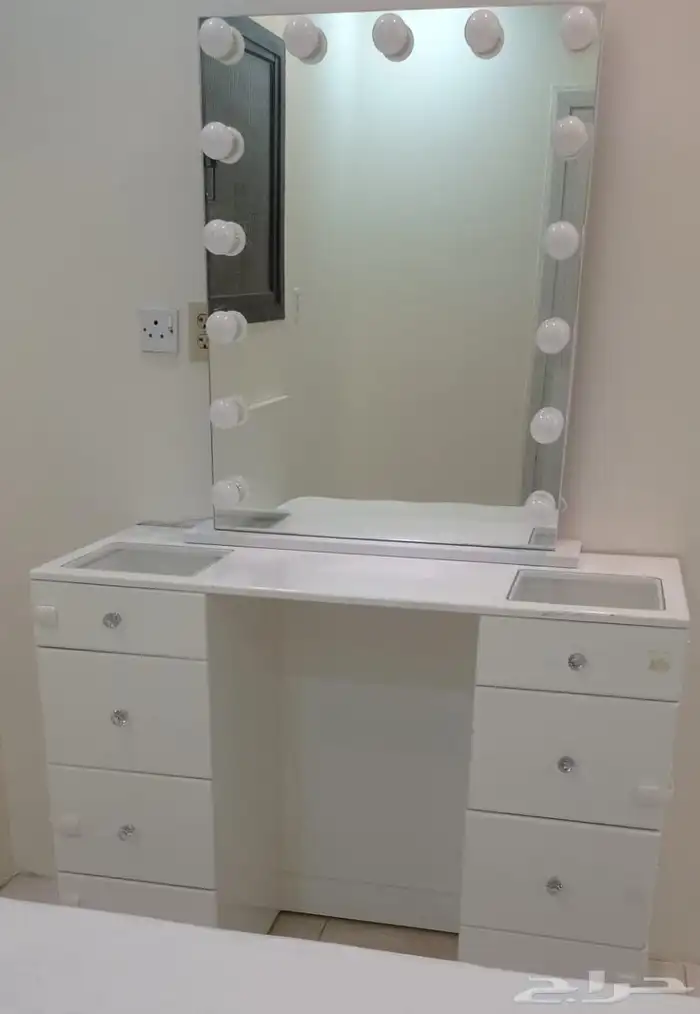 طقم أثاث (4 قطع) نظيف جدا للبيع ب1800 .سبب البيع سفر 0