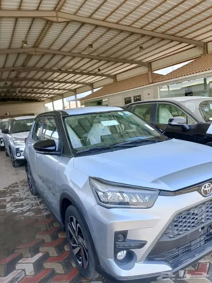 تويوتا رايز 2024 ليمتد ابيض وفضى سقف اسود 4