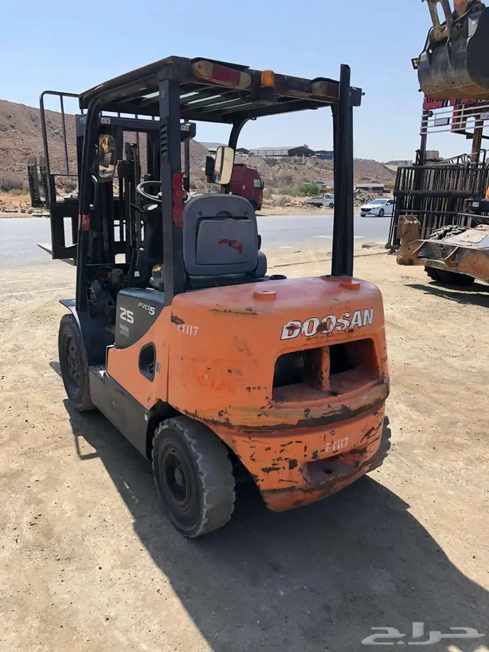 رافعه دوسان 2.5طن موديل 2010 معرض رواد المعدات 3