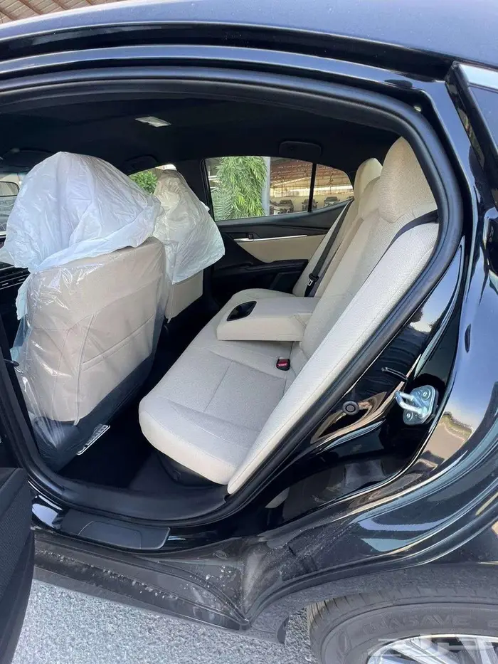 تويوتا كامري E بنزين موديل 2025 اسود 9