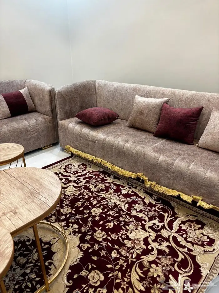 كنب مجلس مع زوليه وطاولات 0