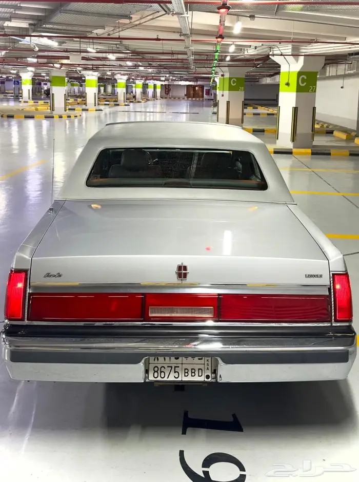 لنكولن تاون كار 1986 مخزن وكالة( مواصفات خاصة ) للبيع .إيجار 2