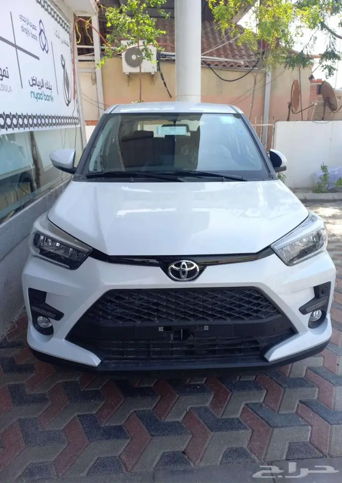 تويوتا رايز 2024 ليمتد ابيض وفضى سقف اسود 0
