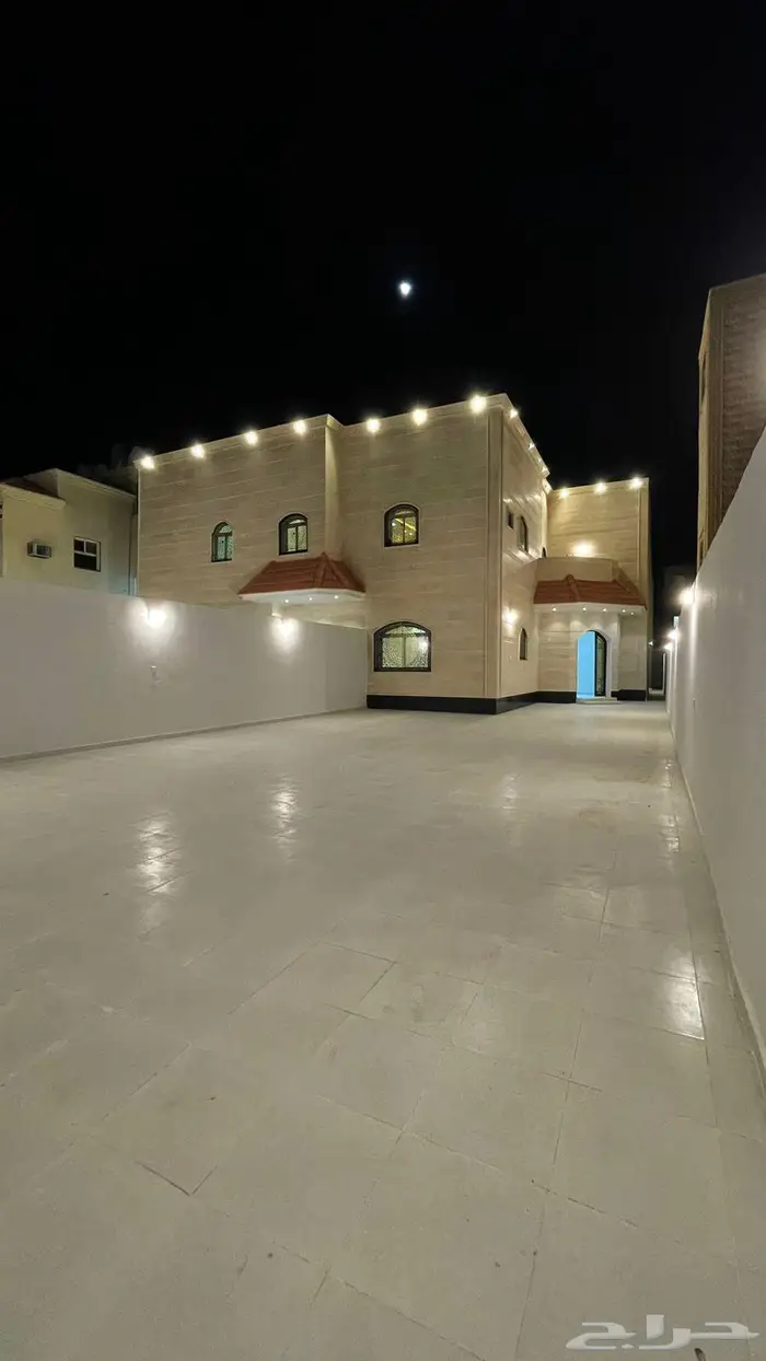 للبيع فيلا دورين مع شقه مسروقه جديده حي الخزامى 1