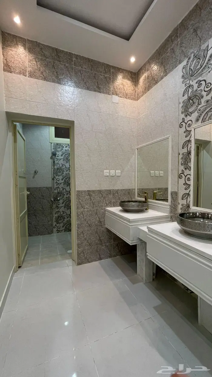 للبيع فيلا دورين مع شقه مسروقه جديده حي الخزامى 8