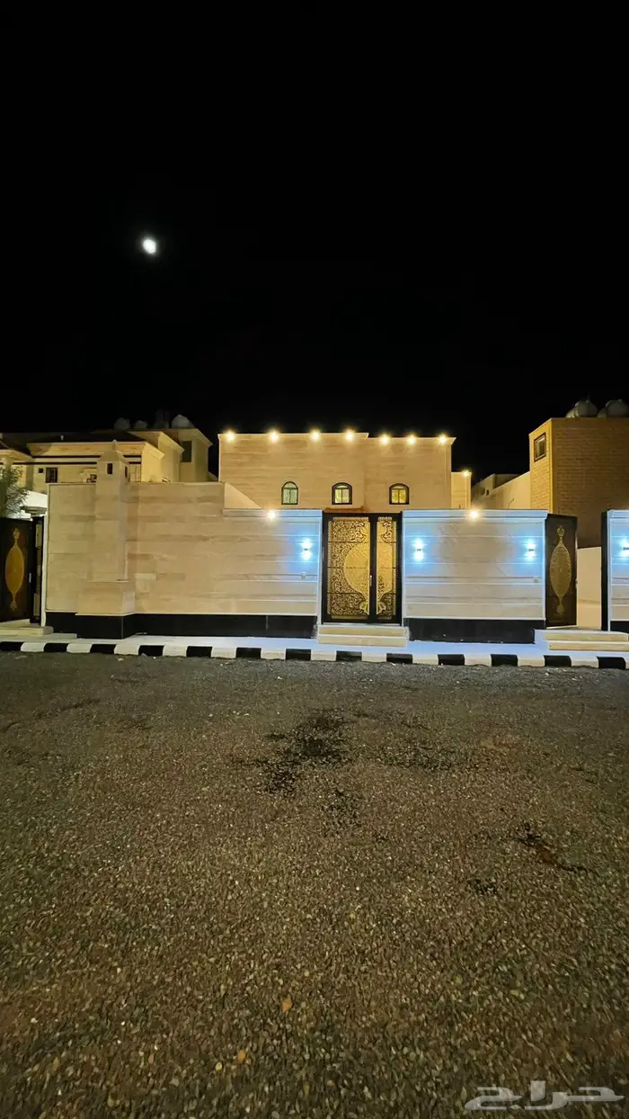للبيع فيلا دورين مع شقه مسروقه جديده حي الخزامى 0