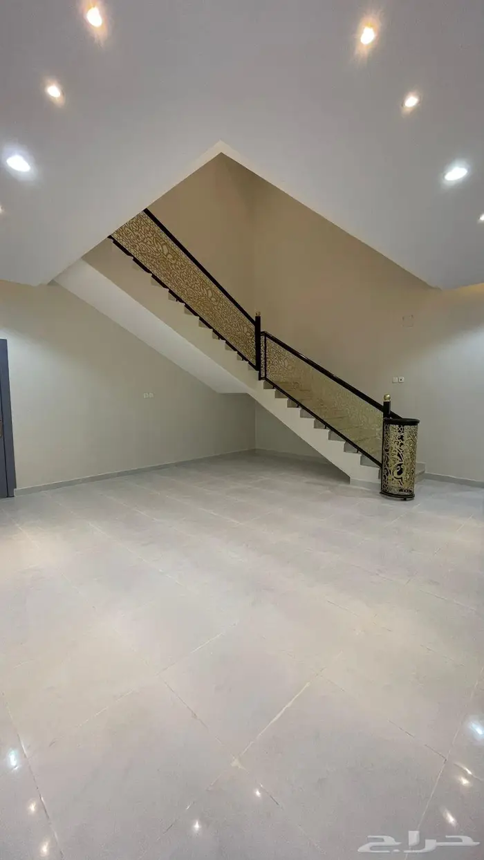 للبيع فيلا دورين مع شقه مسروقه جديده حي الخزامى 10