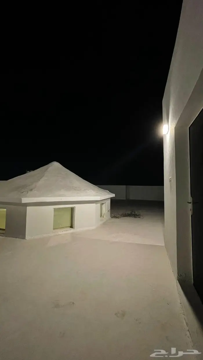 للبيع فيلا دورين مع شقه مسروقه جديده حي الخزامى 12