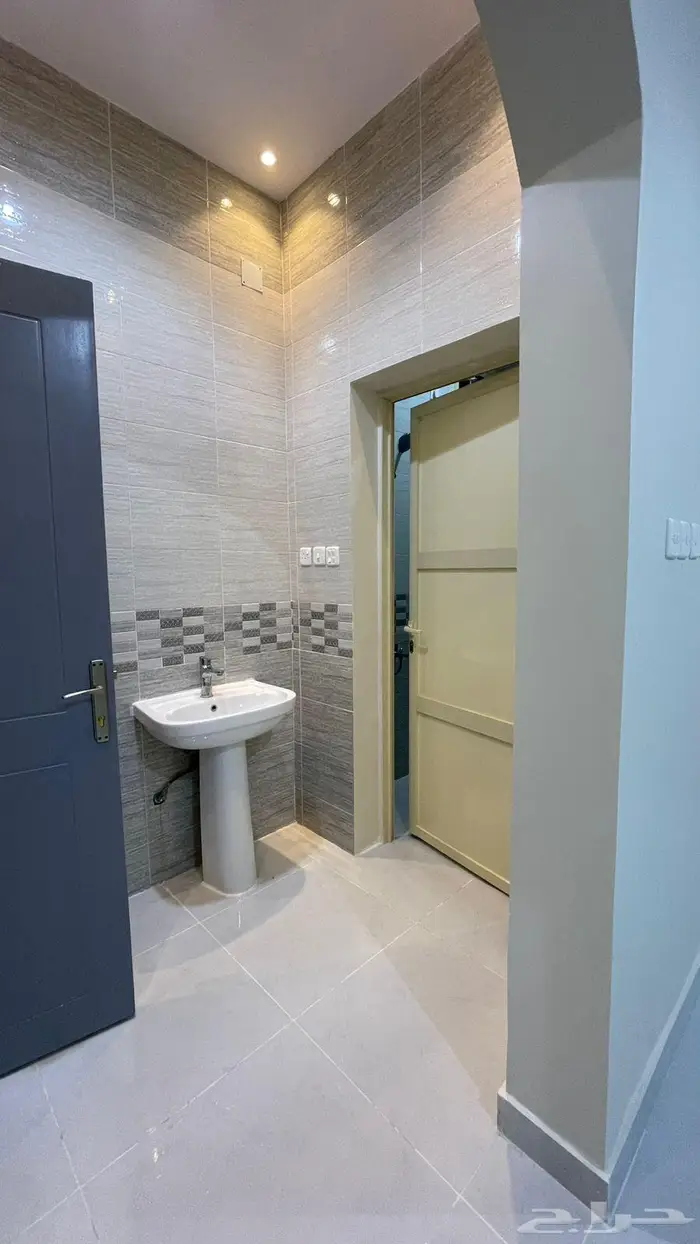 للبيع فيلا دورين مع شقه مسروقه جديده حي الخزامى 6