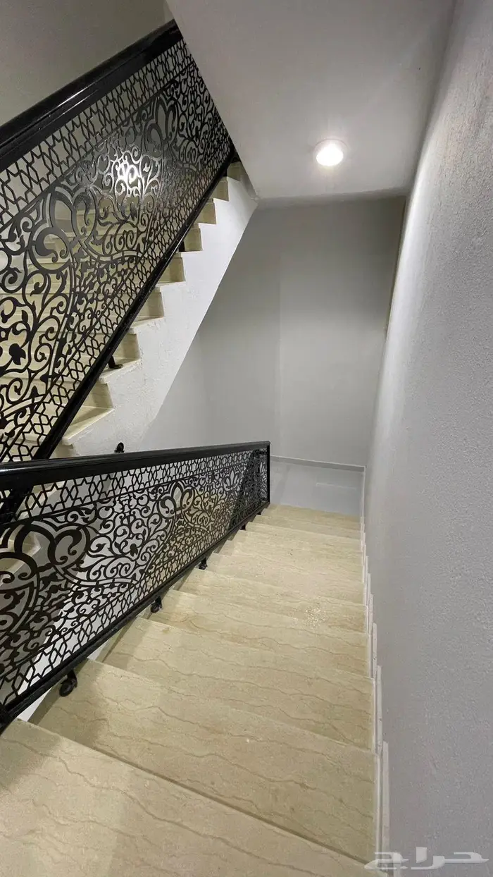 للبيع فيلا دورين مع شقه مسروقه جديده حي الخزامى 11