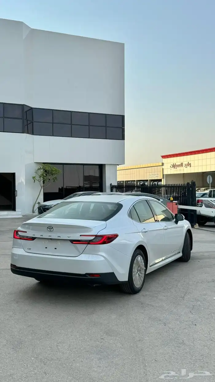 تويوتا كامري LE بنزين 2025 1