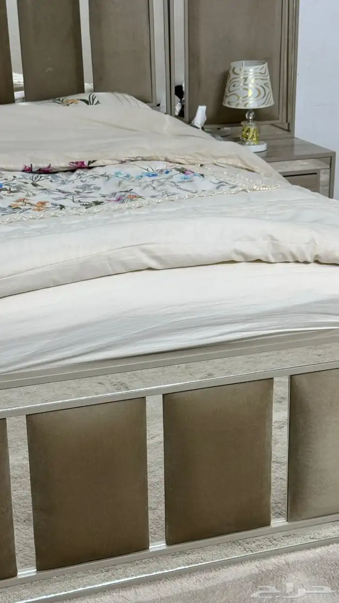 غرفه كبيره دولاب وكمودينه 2وتسريحه ودرج صغير جانبي 10