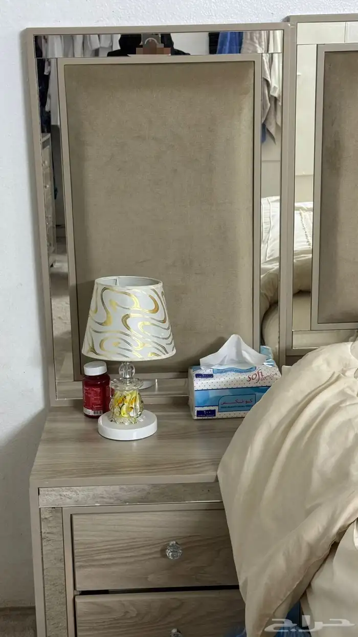 غرفه كبيره دولاب وكمودينه 2وتسريحه ودرج صغير جانبي 13