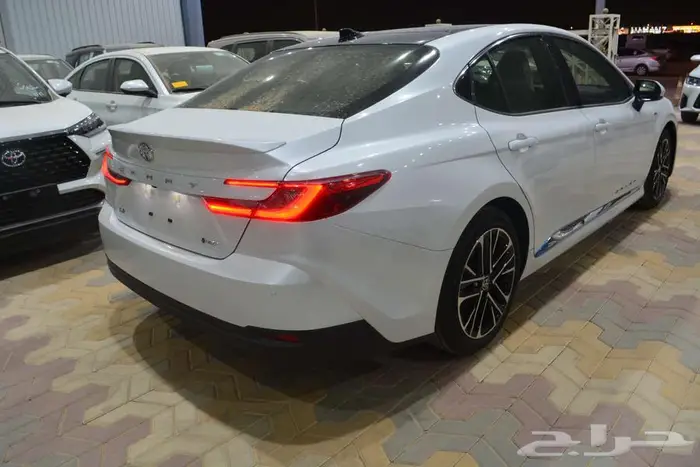 تويوتا كامري ال اي هايبرد 2025 أبيض وتيتانيوم اقل سعر كاش 5