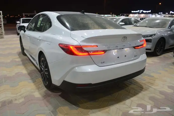 تويوتا كامري ال اي هايبرد 2025 أبيض وتيتانيوم اقل سعر كاش 4