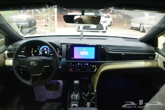 تويوتا كامري ال اي هايبرد 2025 أبيض وتيتانيوم اقل سعر كاش 7