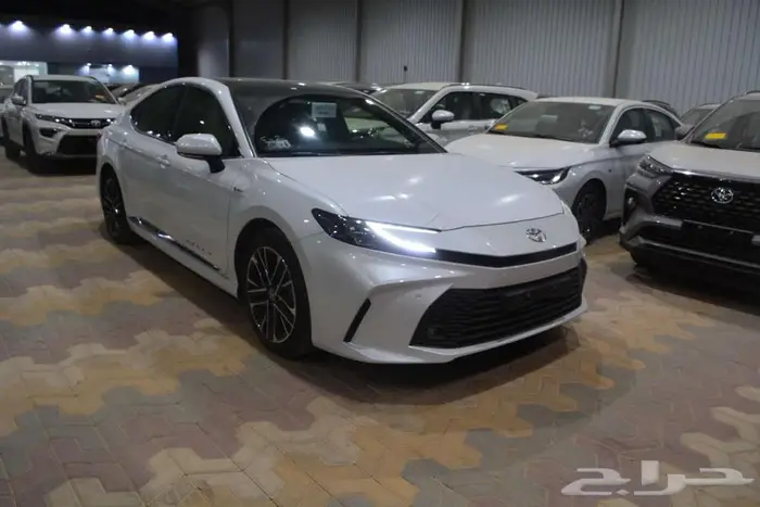 تويوتا كامري ال اي هايبرد 2025 أبيض وتيتانيوم اقل سعر كاش 1