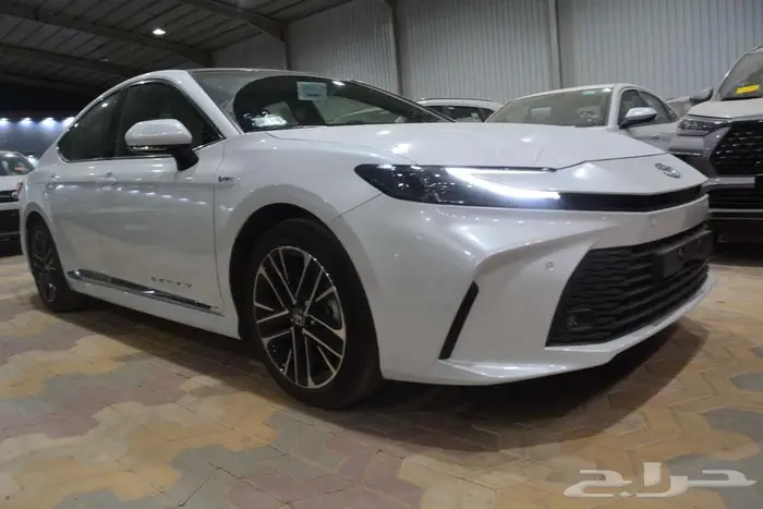 تويوتا كامري ال اي هايبرد 2025 أبيض وتيتانيوم اقل سعر كاش 3