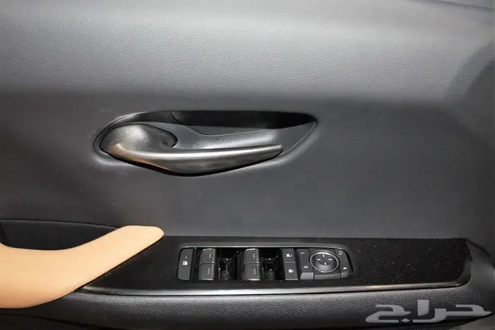 لكزس - UX300 Ch هايبرد - 2025 - فل كامل - خليجي 12