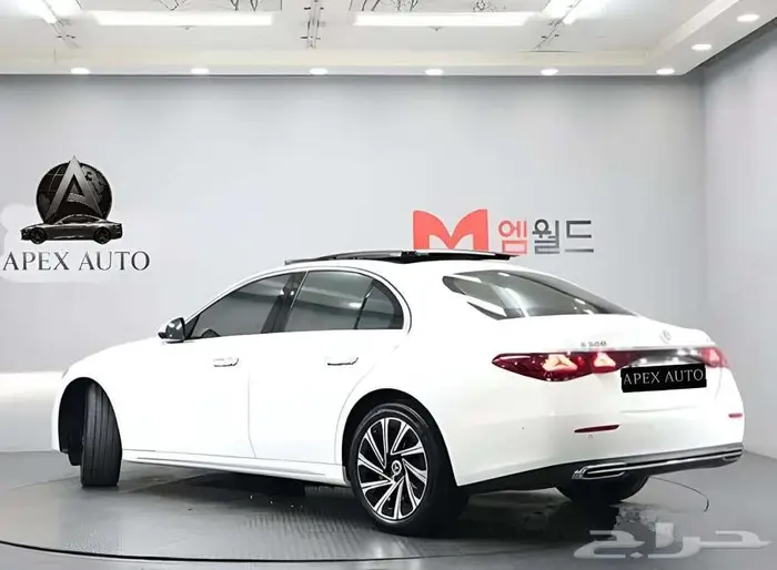 مرسيدس E300 كلاسيك 2024 1