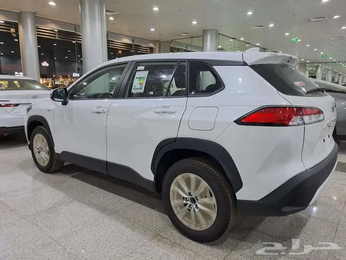 تويوتا كورولا كروس LE ستاندر هايبرد موديل 2025 3