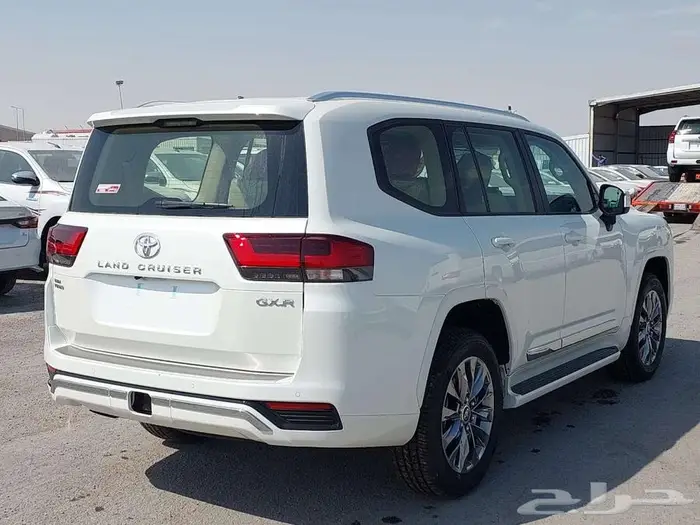 تويوتا لاندكروزر GXR4 بنزين موديل 2025 1