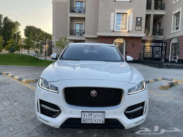 جاكوار F PACE 2020 4