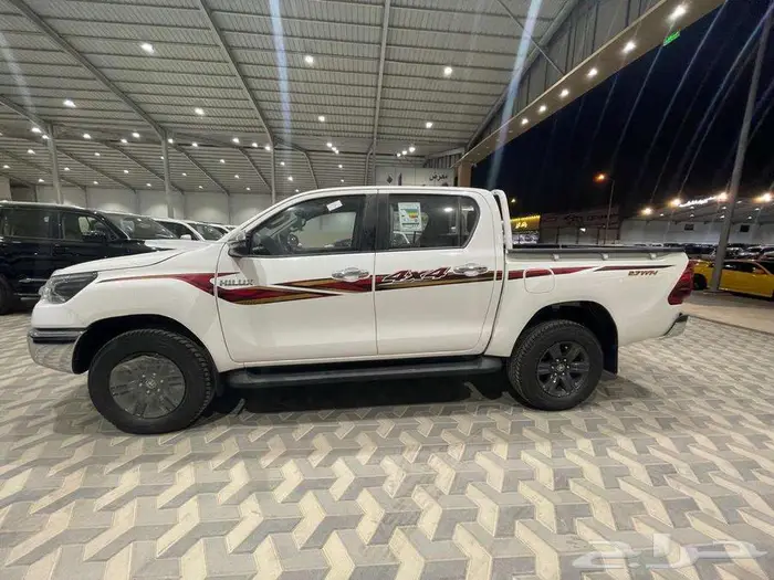 هايلوكس S- GLX بريمي بنزين 2.7 فل كامل 2025 5