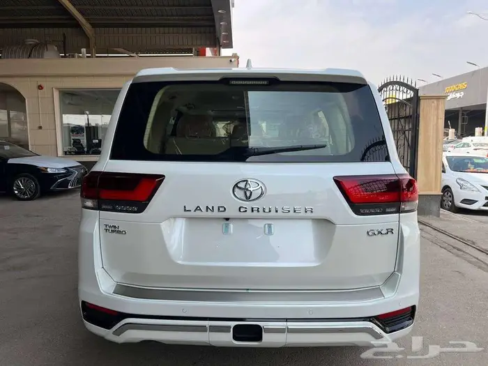 لاندكروزر GXR4 بنزين 2025 4