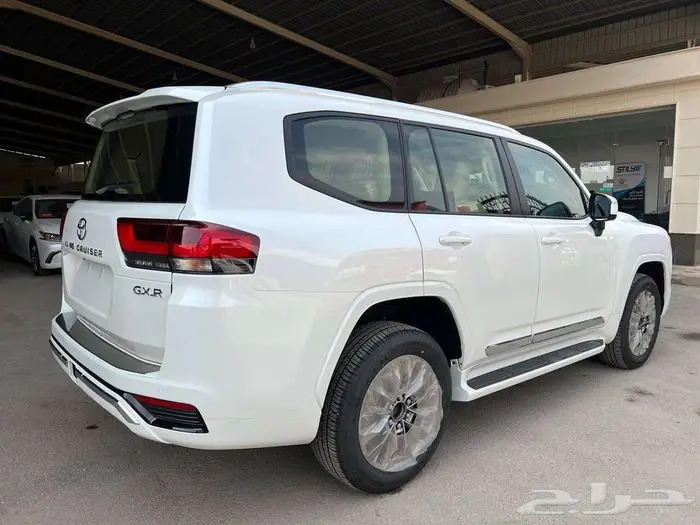 لاندكروزر GXR4 بنزين 2025 3
