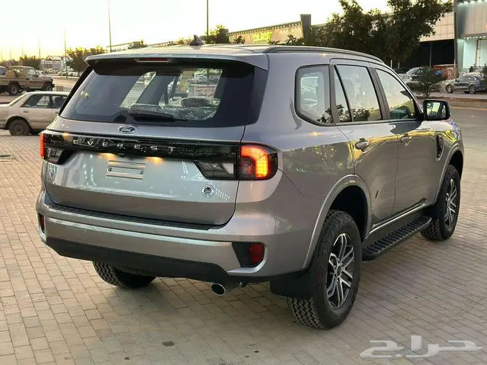 فورد ايفرست موديل 2025 XLT دبل دفع رباعي أصفار 18
