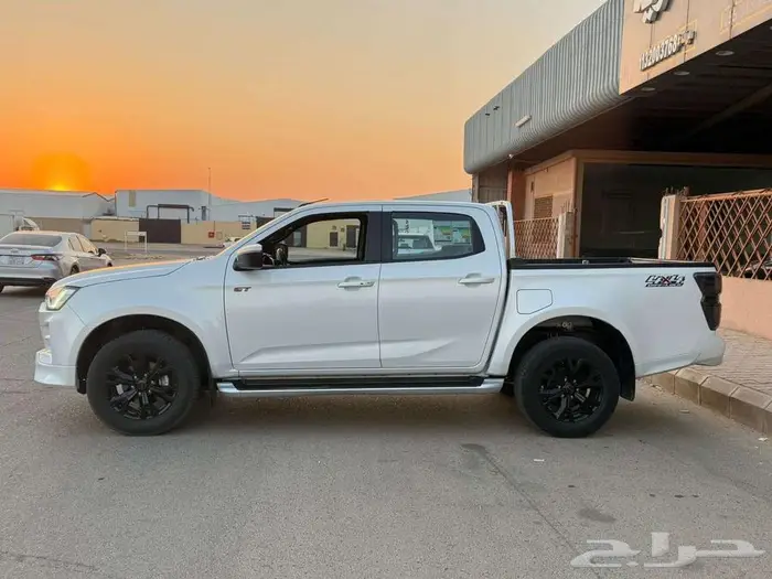 ايسوزو غمارتين جي تي GT دبل اوتوماتيك موديل 2024 3