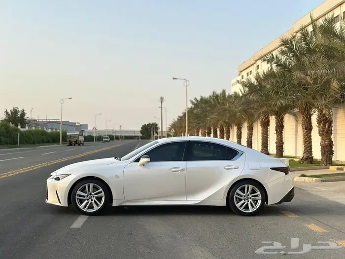 لكزس IS300 2024 شبه جديدة 5